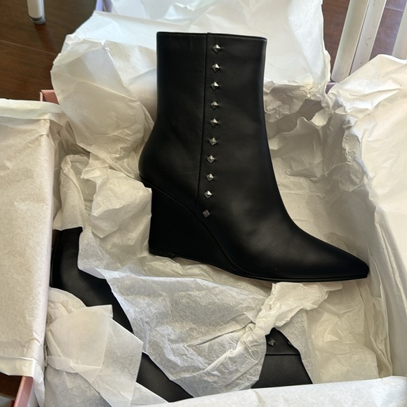 Lisa Vicky Black Stud Sassy Pointed Toe Wedge Bootie 7.5 - Picture 2 of 4